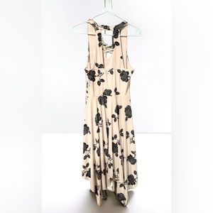 Beautiful dress for Spring/Summer time! Light weight